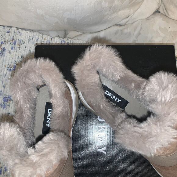 NEW IN BOX DKNY BORG FUR TRIM WEDGE SNEAKER BOOTS 8 TAUPE - Picture 3 of 5